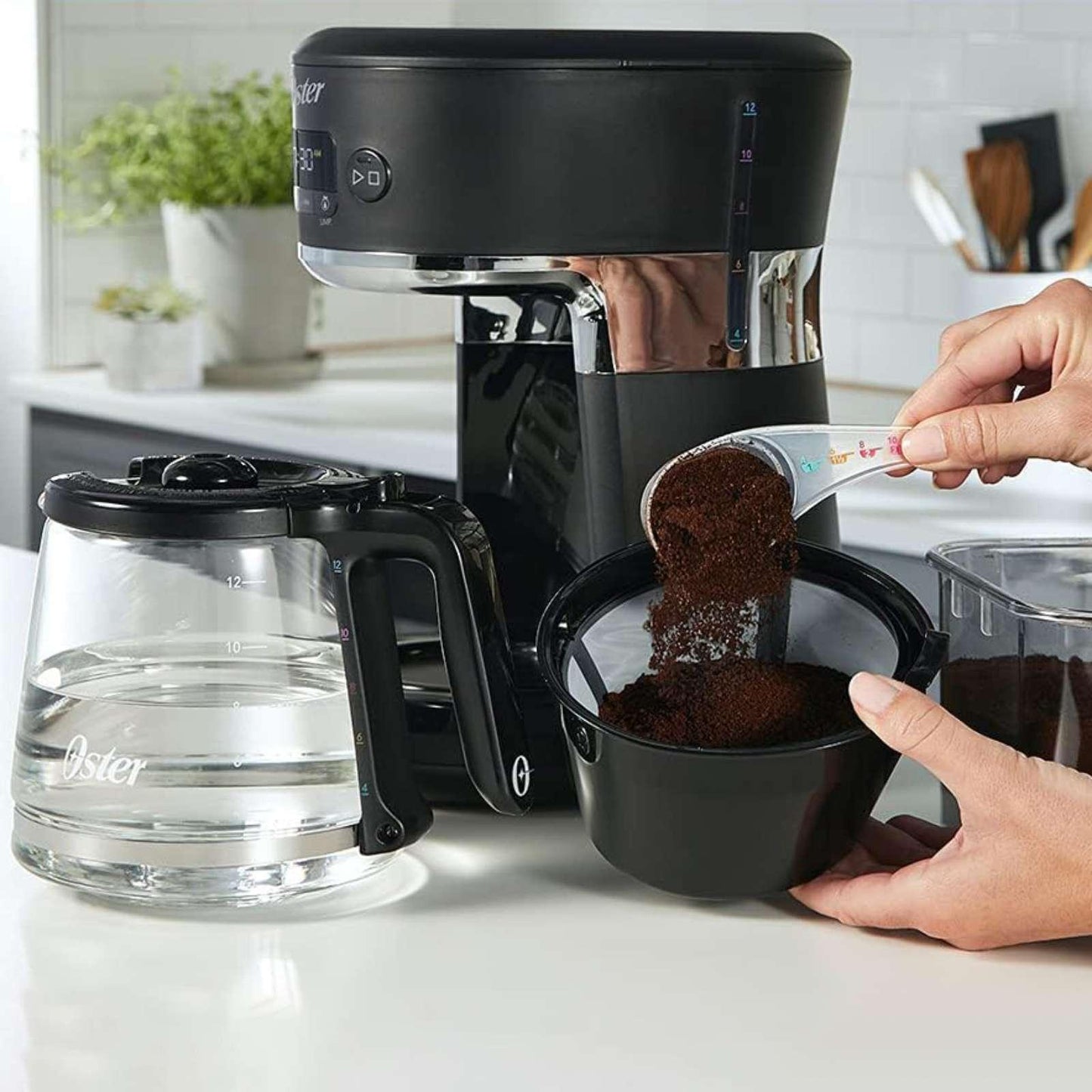 Cafetera Programable Oster con Sistema de Medición 12 Tazas Negra BVSTRF100